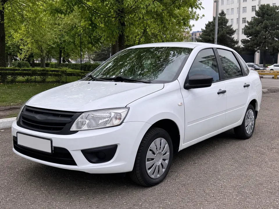 Белая Lada Granta