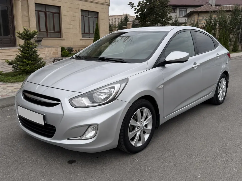 Серебристый Hyundai Solaris
